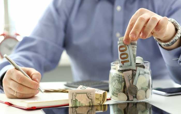 Homem guardando dinheiro em pote de poupança, organização financeira para motorista de aplicativo