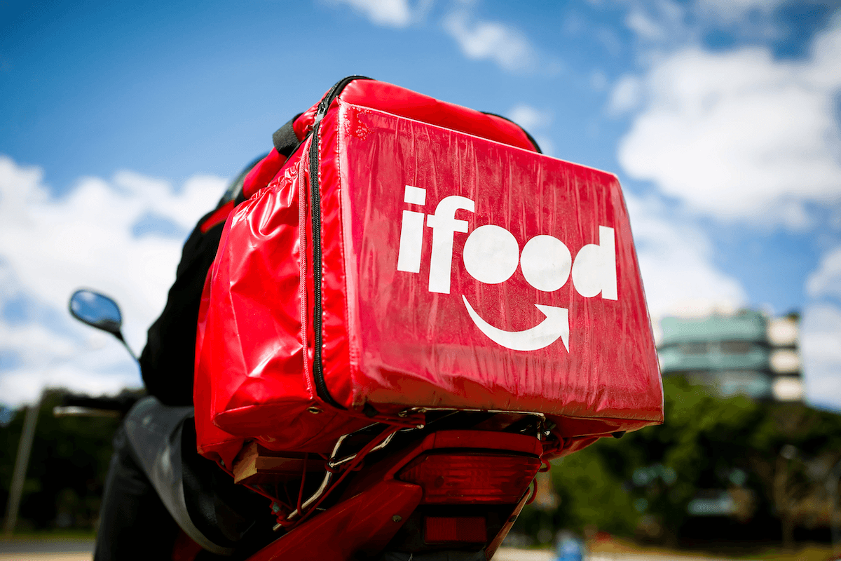 Entregador de iFood com bag térmica na moto, quanto ganha um entregador de aplicativo em 2026
