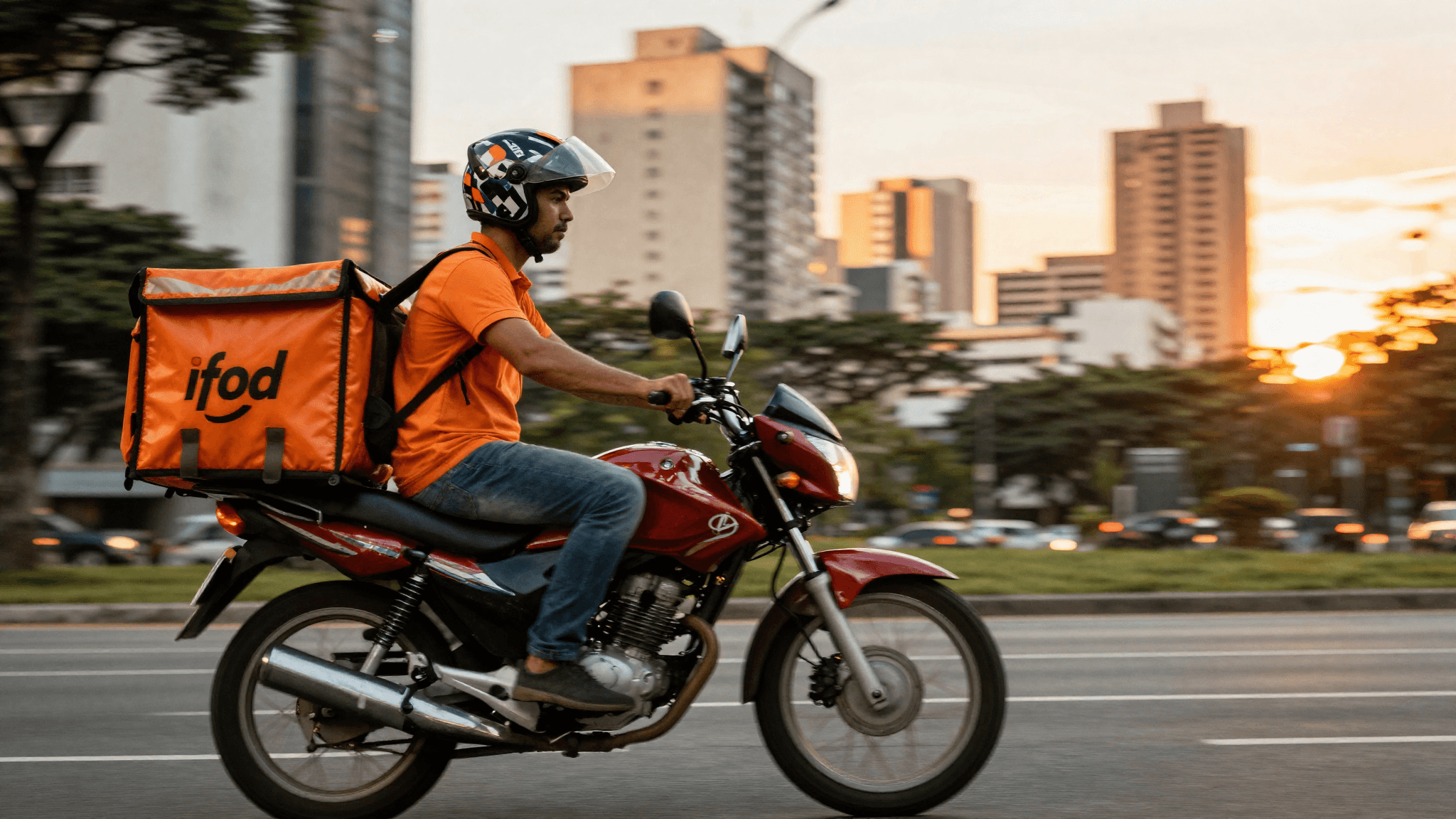 Entregador de delivery em moto na cidade